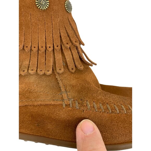 Minnetonka Sz 8 Womens Suede Fringe Moccasin Boots Tan Stud Zip Used - Picture 11 of 15